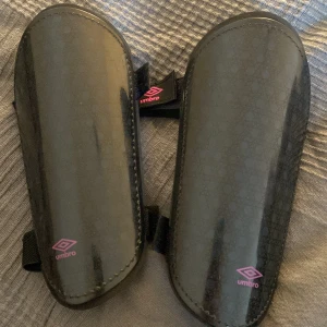 Benskydd  - Benskydd till fotboll, använda men i mycket bra skick! Köparen står för frakten 