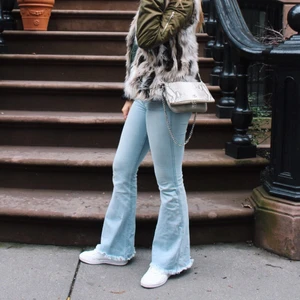 Ljusa bootcut jeans - Ett par sjukt snygga ljusblå, lågmidjade bootcut jeans i fint skick. De sitter SÅ smickrande och är de skönaste jeansen jag äger. Jag har vanligtvis W28 så de är väldigt stretchiga. Säljer då de tyvärr inte kommer till användning!