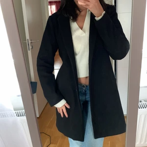 Svart kappa - Säljer denna svarta kappa som passar perfekt nu inför våren men även sen till hösten! Inga defekter, ok skick 👍🏻 Frakt tillkommer i priset 💘