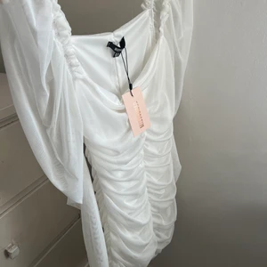 Strl 40 - Klänning, endast testad. Har vanligtvis storlek 38 eller 36 och passade mig bra. Dock lite för kort för mig som är lång därav säljer jag den. Köpte den för 350kr. Säljer för 250 💖