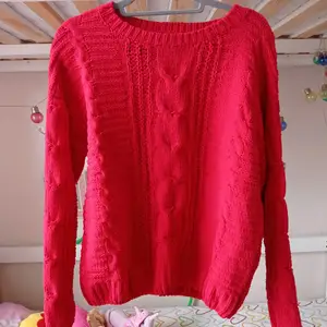 En röd stickad tröja. Varm och nice. Färgen är lite mörkare än på bilden. (Kontakta mig för frakt pris).