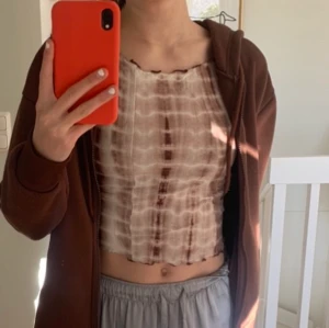 Säljer både kofta o topp - Säljer både min kofta o topp som är köpte från shein. Köp tillsammans för 80kr plus frakt eller enskilt topp- 40kr kofta-50kr. Köparen står för frakten som är olika. Kom priv för fler bilder eller frpgor💗