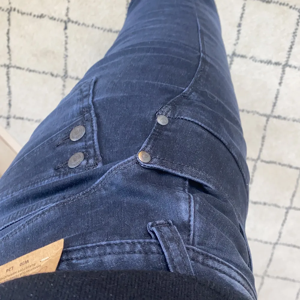 Lågmidjade jeans från märket herrlicher. De är helt oanvända och har lappen kvar. . Jeans & Byxor.
