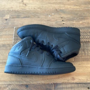Air Jordan 1 Mid Black - Pris: 650, Använda fåtal gånger 