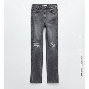 Gråa jeans med slits från zara!💓💓 - Jättesnygga gråa jeans med slits och slitningar ifrån zara! 💓💓 säljer jeansen då det inte längre kommer till användning💓 jeansen är klippta ner till så man inte ser sömmen längst ner, detta påverkar dock inte längden på jeansen💓💓  NYPRIS:359kr