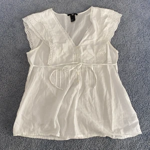 Vit tröja från H&M💕 - Gullig tröja köpt på hm längesen men knappt använd! Säljer då jag inte använder längre💕 Jätteskön på sommaren då materialet är rätt tunt och luftigt!! 