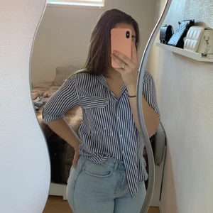 Skjorta - Blå vit skjorta, ärmarna går att ha uppvikta eller långa i storlek Xs🤍 använd ett fåtal gånger säljer den för 100kr + frakt