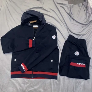 Moncler set - Fint marinblått moncler set, fint skick utan skråmor
