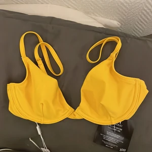 Oanvänd bikinitopp från Nelly - Supersnygg bikinitopp från Nelly som jag aldrig kommit till att använda! Storlek 75B. 