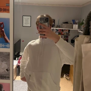 halfzip sweater - halfzip sweater från zara. säljs då den ej används längre. använd ett fåtal gånger och är därför i mycket bra skick. går att matcha med allt och är jättemysig nu när sommarn börjar kika fram. pris går att diskuteras. Storlek L mwn passar mig som M också