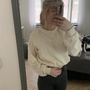 Ljus beige tröja  - Beige tröja som jag inte tycker om då det inte är min stil den har inga skador eller fläckar,använd ca en gång