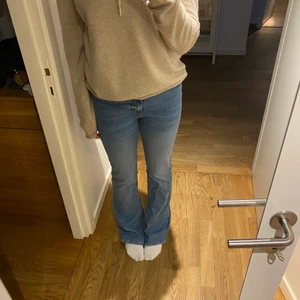 Zara jeans - Ett par fina ljusblå bootcut jeans från zara. Byxorna är super stretchiga och så sköna! Köpte de för ett litet tag sedan men aldrig använda och med prislapp kvar. Jag är 1,68 cm, Storlek 38
