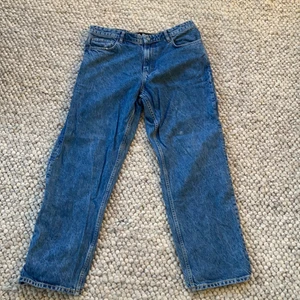 Karve jeans L - Ganska bra skick, lite slitna vid hälarna. loose fit.