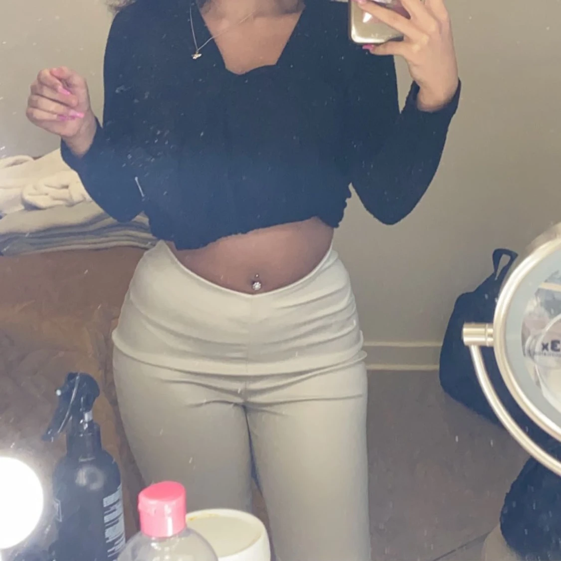 Utsvängda skinnbyxor med slits