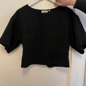 Topp från weekday - Lite hårdare topp/blus från weekday. Står xs men funkar precis lika bra till en S