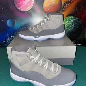 Air Jordan 11 ”Cool Grey” - Air Jordan 11 ”Cool Grey”.                                                 Bin: 2650kr                                                                     Size: EU45/US11                                                                        Cond: DS 10/10.                                                                     Meet up i Jönköping eller fraktas. Bara höra av sig vid frågor😁 