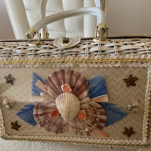 Väska - Hittade in secondhand in Hollywood för 8 år sedan ser bra ut oanvänd inne i Väska 