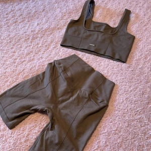 Aimin - Helt nyköpt set ifrån Aimin, aldrig använt då storleken inte passade. Ordinarie priset på cykelbyxorna är 399kr men säljs nu för 175kr (storlek xs). Ordinarie priset på sporttoppen är också 399kr men säljs också nu för 175kr (storlek s). 