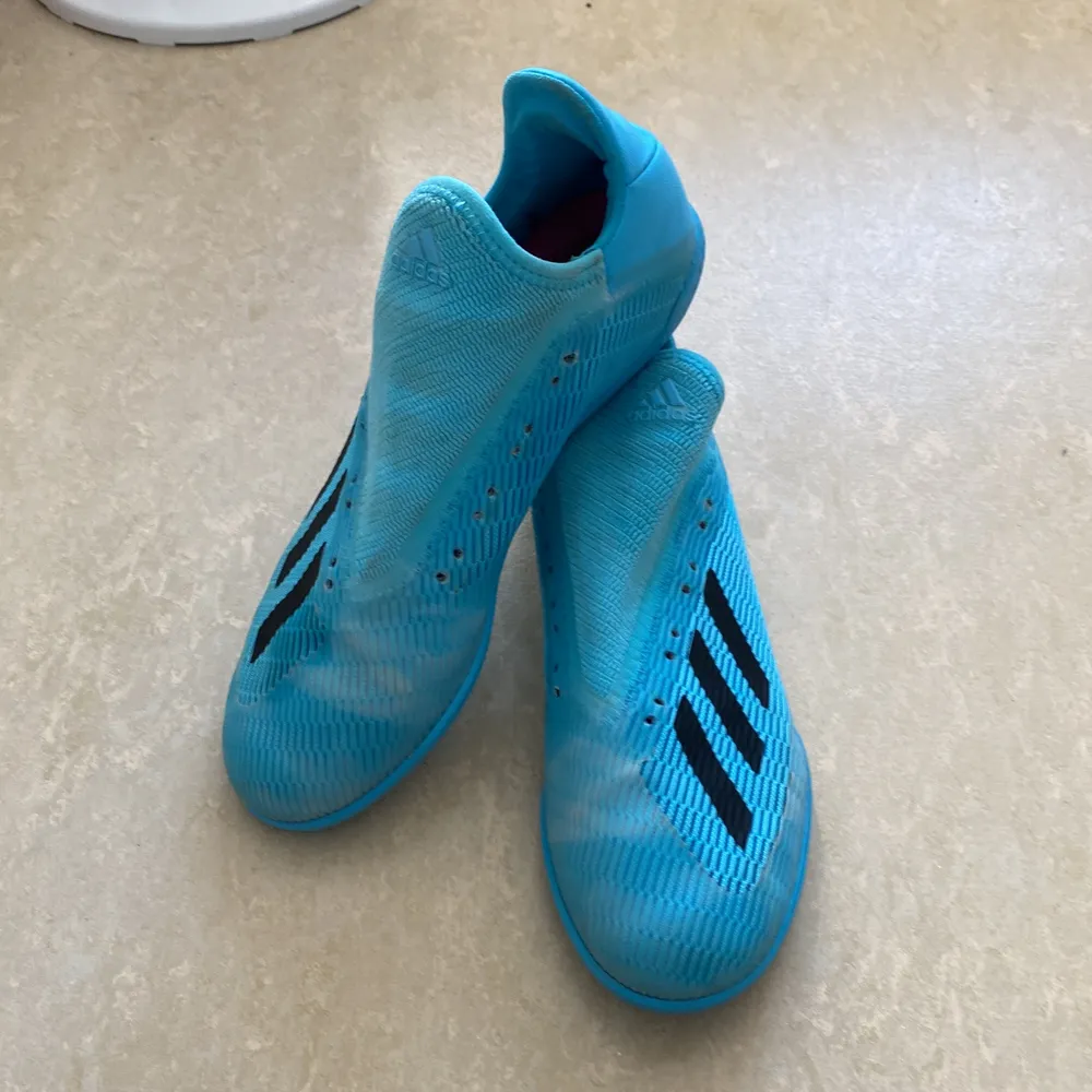 Blå fotbollsskor som är slutsålda överallt gamla adidas predators använda några gånger på träning eller mach . Skor.