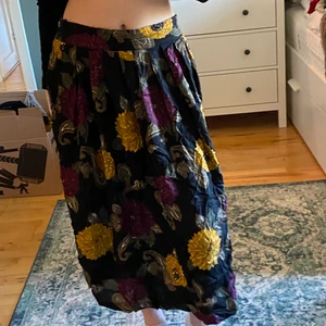 Kjol Blom svart - Säljer min svarta blommiga kjol. Den har ett hål på vänster ficka därav priset, skriv för fler bilder