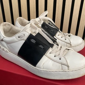 Valentino skor - Hej, Säljer mina valentino skor! Dem är ca 3 år gammla där med väldigt använda. Hittar tyvärr inte mitt äktebevis men låda och dust bag kommer med🤗skriv för mer bilder. Och säljs endast för bra pris