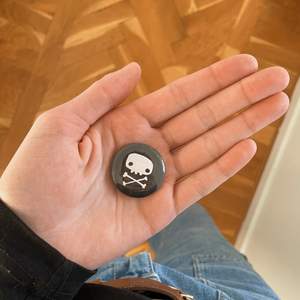 Cool handgjord pin badge med söt döskalle på 🖤 Endast 15 kr + frakt! (Följ gärna min instagram pickapin.se)