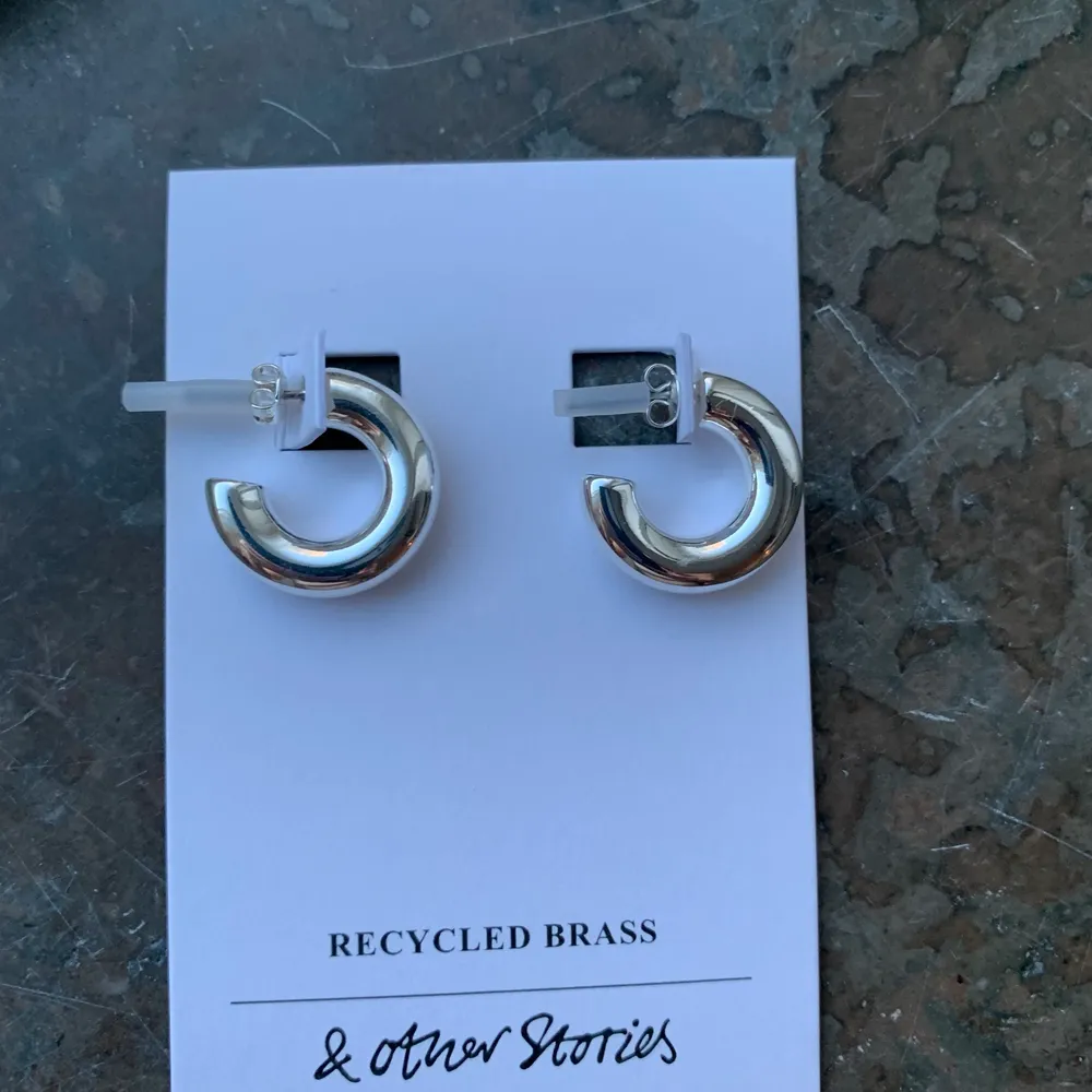 Helt oanvända, köpta idag på and other stories för 150kr. Säljer på grund av de är för tunga för mig. . Accessoarer.