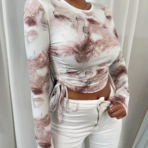 Magtröja - Helt oanvänd, endast provad. Jätte snygg och bilden gjorde sig absolut rättvis i verkligheten. Säljer pga att den var lite för kort på mig. Skönt, stretchigt material.