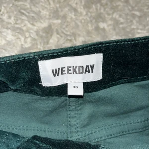 Minikjol stl 36 grön ”sammet” - En minikjolen i mörkgrön sammet i storlek 36 från weekday. Använt bara ett fåtal gånger så väldigt fint skick.