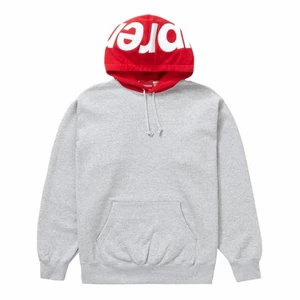 Supreme hoodie  - En grå hoodie med röd luva ifrån Supreme. Tröjan är helt ny och ligger fortfarande i original förpackning. Storlek L. Betalas med Swish 
