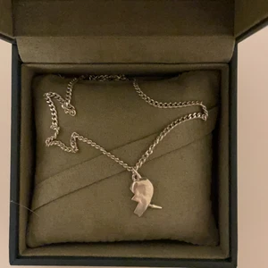 Maria nilsdotter halsband - Säljer den nedre halvan av you and me halsbandet från Maria nilsdotter i längden 45