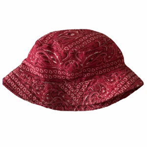 Bucket hat - Röd buckethat av bandanatyg som jag köpt på en vintageaffär. Den är tunn å najs asså.