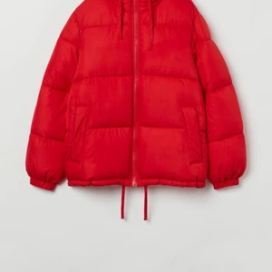 Hm jacka - Säljer denna jacka i storlek S och sitter perfekt på mig. Köp direkt för 300+ frakt! Eller lägg ett bud! 