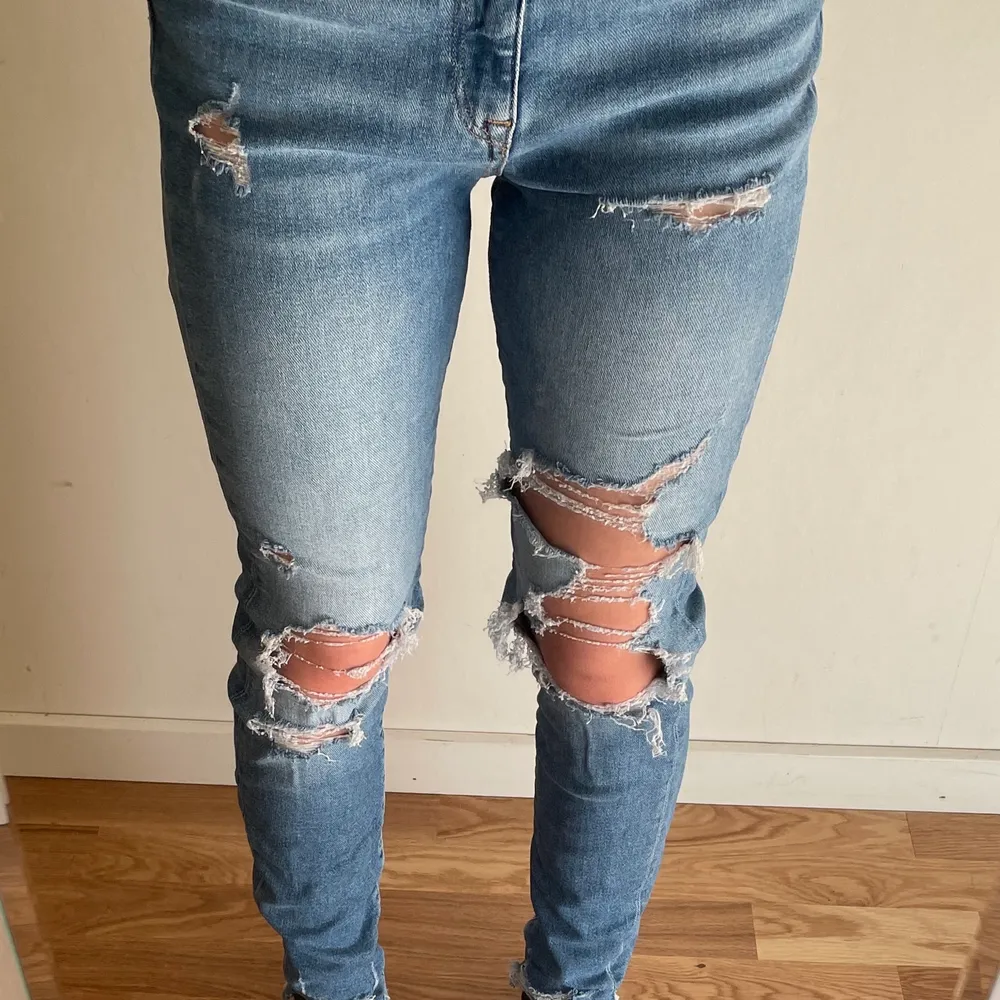 Mina gamla favoritjeans har jag nu valt att ta farväl av❤️Fina jeans från H&M i storlek 36 (sitter som på bild 2 på mig som är 155cm). Hål på benen i fram, superfint skick, skinny jeans, HÖGA I MIDJAN.  Vid frågor var inte rädda att höra av er❤️. Jeans & Byxor.