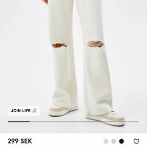 wide leg jeans ifrån bershka  - Finna jeans med hål på båda knäna.säljer pga att dom inte passar längre. 