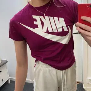 Nästan oanvänd vinröd/lila Nike t shirt som funkar perfekt för träning eller vardags som tyvärr blivit något för liten 
