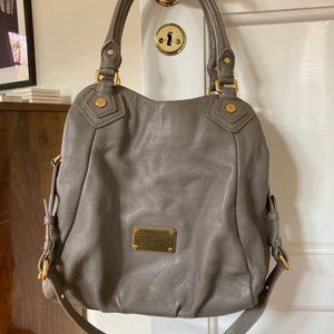 Marc by Marc Jacobs väska - Den perfekta väskan från Marc by Marc Jacobs! Ser helt oanvänd ut förutom ett minimalt svart märke på baksidan av väskan som jag tror går att få bort. Dustbag medföljer! Inköpt på NK ca 2013 för 4500:- 💖 köpare står för eventuell frakt