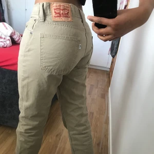 Levis jeans  - Beige levi’s jeans i modellen 511 går ner till marken på mig som är 173 cm (passar även längre). Sytt in jeansen på sidan med symaskin så det är väldigt bra gjort men går såklart att sprätta upp‼️ frakt betalas av köparen😁