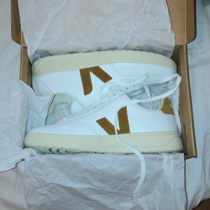 Veja sneakers  - Helt nya veja sneakers köpta för 1400! i storlek 41. köparen står för frakt 💚