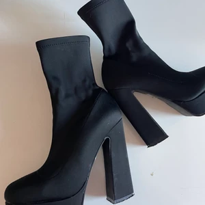 Platå skor  - Platå skor i storlek 36,5, bra skick. Lite smutsiga som jag tvättar bort innan köp. Sulan och klacken i nyskick