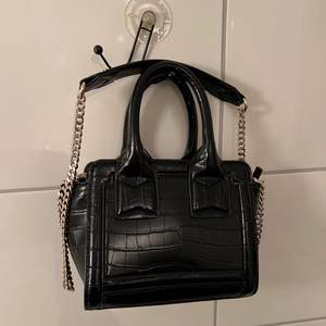 Säljer min fina svarta väska från Zara! 🖤