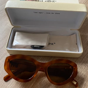 Chimi x Elsa Hosk  - Säljer mina Chimi x Elsa Hosk solglasögon då jag inte har användning av dom längre. Har använt dom max 5 gånger och sedan har dom bara legat i min byrå. Inga repor eller något sådant på självaste glasögonen, kommer med alla tillbehör som fortfarande ligger i plast. Köparen står för frakten men kan även mötas upp i Malmö! 