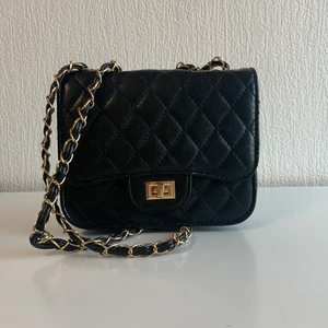 En liten svart väska - Det är två år gammal, användes bara en gång, inte sliten.