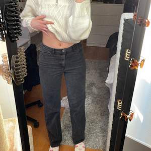 Supersnygga och trendiga jeans! 🤍 köpta från Lindex i strl 164💗 Jag är 169 och dom sitter som en smäck! Använt 2-4ggr🤍❤️😻💕💙