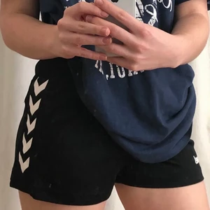 Hummel shorts - Super fina och sköna hummel skjorts som man antingen kan ha hemma eller när man tränar. Har flera av samma storlek som fortfarande ligger kvar i förpackningen. 7/7 shorts kvar. Orginalpris: 170kr st