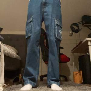 Katl Kani cargo jeans blå, storlek : M, pris : 300kr