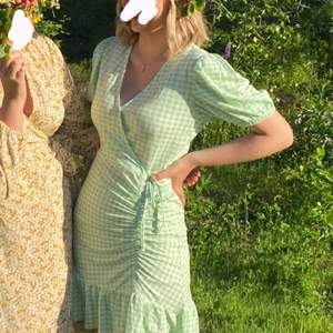 Superfin grön/vit rutig klänning till sommaren! Endast använd en gång förra sommaren så i bra skick👍🏼💚 Hör av dig vid frågor oh köparen står för frakten (går att få billigare)