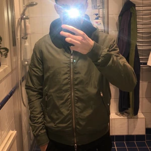 J.Lindeberg Bomberjacka  - Säljer nu min bomberjacka från J.Lindeberg i storlek L. Den är använd i 1 vår/sommar och är i mycket bra skick. Nypris är ca 1900kr Jag säljer den då jag inte längre använder den. Vid fler frågor tveka inte på att höra av dig:) Har även två par Ray-Bans inne på min profil till försäljning 👓