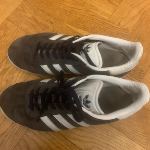 Adidas sneakers  - Har använt ett par gånger men annars bra skick:) 