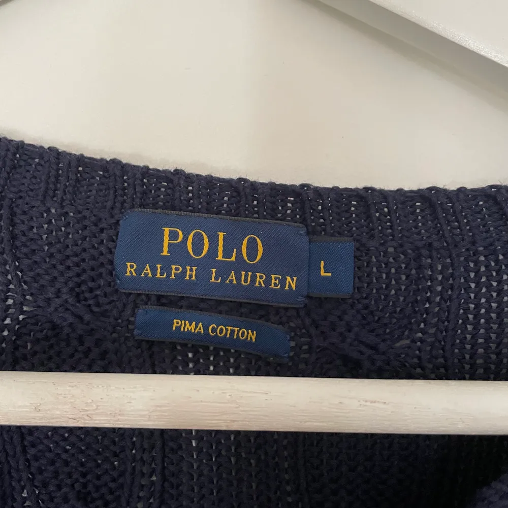 Tröja från Ralph lauren. I storlek L men känns mer som M. Inte äkta dock därav priset💙. Stickat.